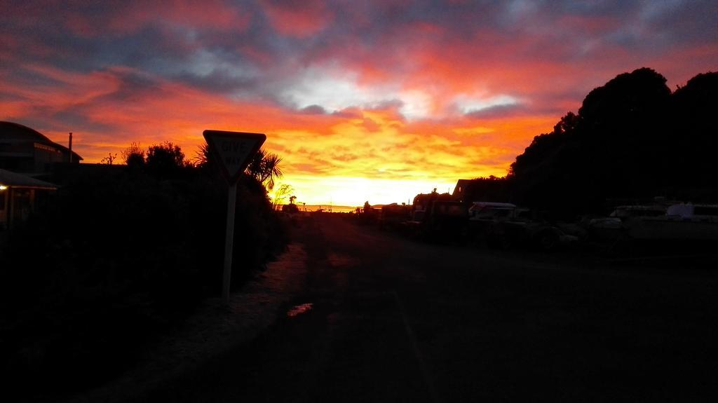 Stewart Island Backpackers Albergue Half-moon Bay Exterior foto