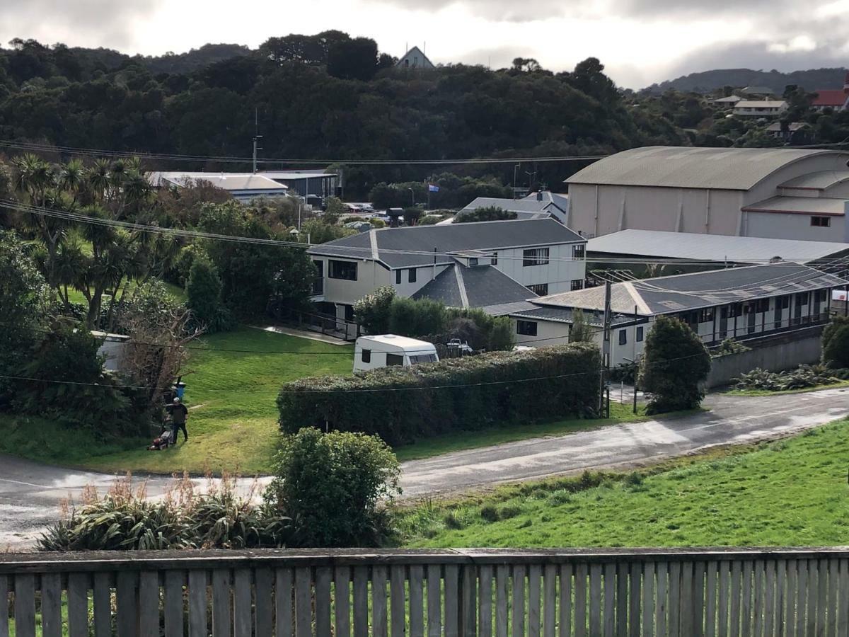 Stewart Island Backpackers Albergue Half-moon Bay Exterior foto